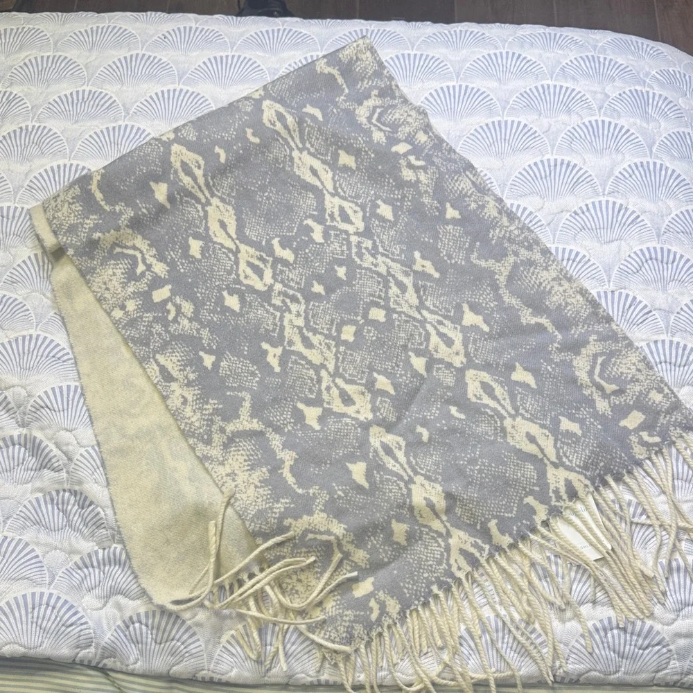 J.McLaughlin NWT Jaipur 100% Cashmere Scarf Pearl Off White Naja Print Fringe - Picture 5 of 5